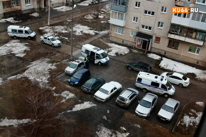 Сообщение о минировании дома по ул. Свердловской поступило в полицию Каменска-Уральского. Местных жителей экстренно эвакуировали