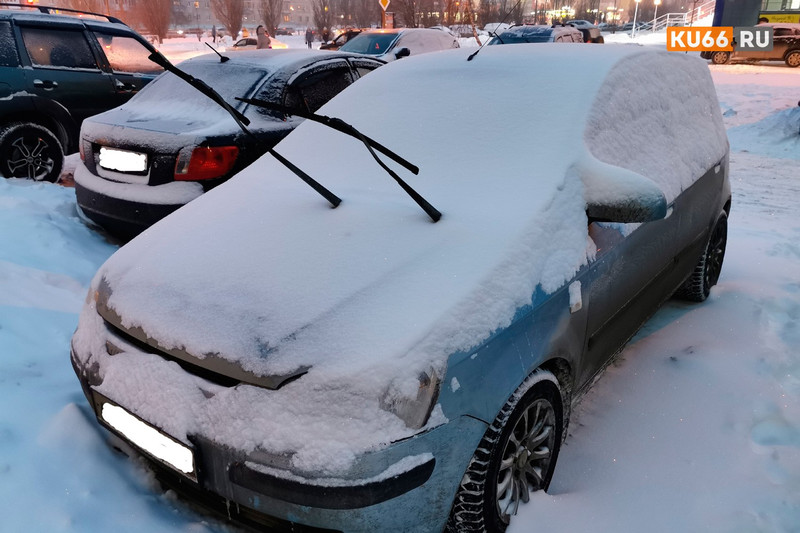 Коммунальщики УК "ДЕЗ" - в ожидании мощнейшего снегопада, обещанного Каменску синоптиками. Главное, чтобы машины во дворах не мешали!