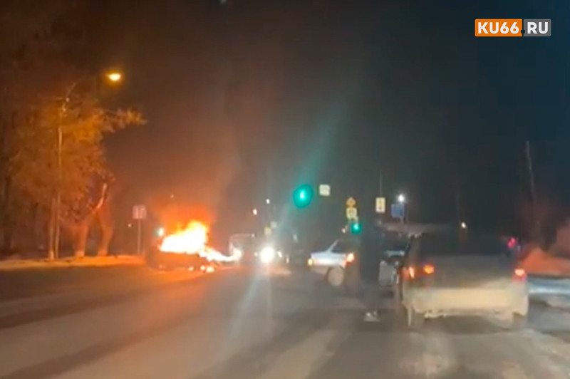 Без пострадавших: в жестком ДТП на улице Ленина в Каменске-Уральском поздним вечером сгорел ВАЗ. Вторым участником был внедорожник