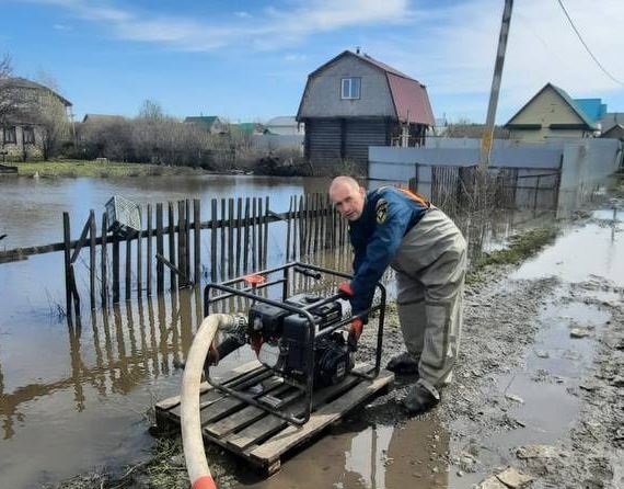 Спасатель из Каменска-Уральского отправился в зону паводка в Курганской области  | Уральский спасатель отправился в зону паводка в Курганской области 