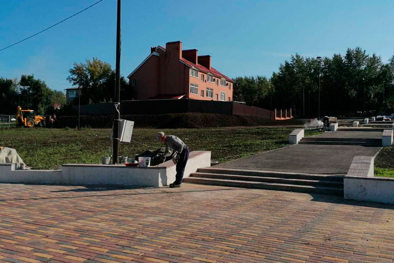 Асфальт и плитка уже уложены. На станции «Металлист» идут работы по благоустройству — говорят, точка будет поставлена через несколько недель