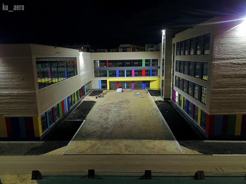 Фасад здания кривой и из него торчат кирпичи. Каменцы сняли, как школа в мкрн Южный за миллиард рублей «складывается в гармошку»