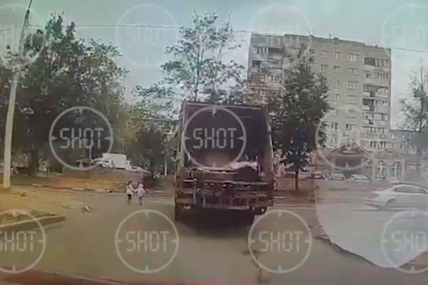 «Я ребенка задавил насмерть!»: мусоровоз сбил двух девочек, одна из них погибла «Я ребенка задавил насмерть!»: мусоровоз сбил двух девочек, одна из них погибла
