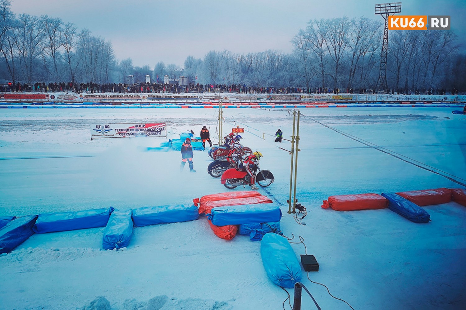 Творится что-то невообразимое! Мотогонщики со всей страны бьются за выход в финал Личного Чемпионата России. Смотрите нашу прямую трансляцию