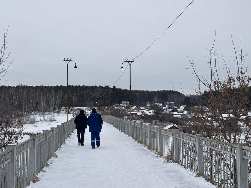 Освещение на пешеходном мосту в Красногорском районе вернули в строй | Восстановлен уличное освещение на пешеходном мосту Каменска-Уральского: детали работ