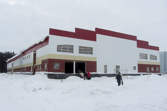 Перевалили за экватор: рабочие продолжают возведение крытого катка с искусственным льдом в Каменске-Уральском. «Все сети подведены...»