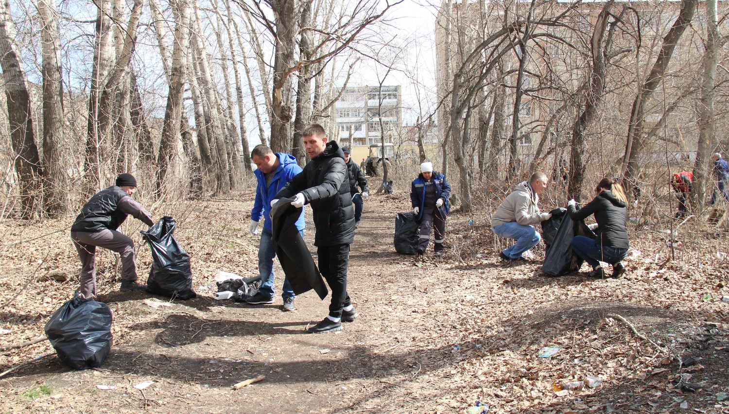Заводчане, студенты и чиновники прибирали у Байновского сада в Каменске-Уральском. «Благодаря вам Красногорка и город заметно похорошели»