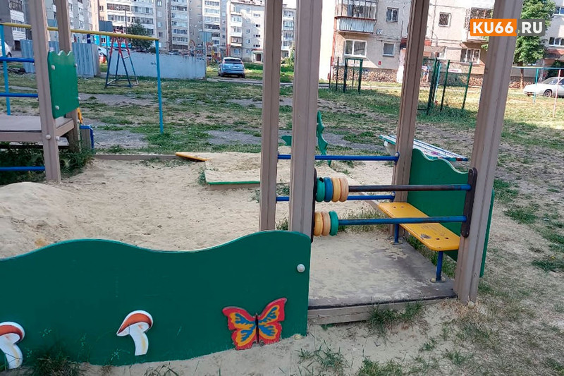 «Такого даже в девяностых не было». На детскую площадку во дворе дома в Каменске-Уральском привезли песок, которым детям невозможно играть