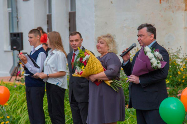 Новый формат не уменьшил значимости праздника: летом СинТЗ помог отремонтировать подшефные школы, а на днях первоклашкам вручили подарки