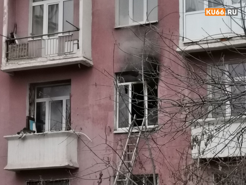 Из пожара в пятиэтажке на ул. Исетской в Каменске огнеборцы эвакуировали 15 человек, в том числе четверых детей. Потребовались маски!