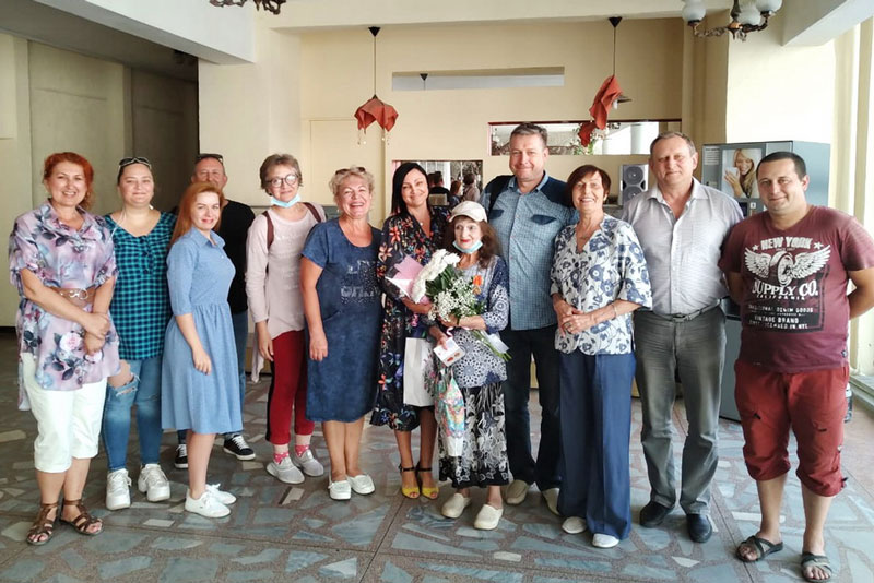 Букет цветов и торт: актрисе Драмы Номер Три Каменска-Уральского вручили юбилейную медаль к 75-летию Победы — она родилась в мае 1941-го!