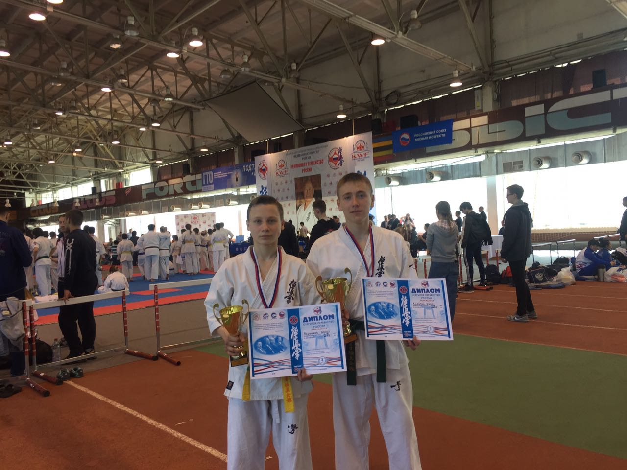«Во всех поединках побеждал досрочно, а в финале...» Ребята из Каменска-Уральского выступили во Всероссийском юношеском турнире каратистов