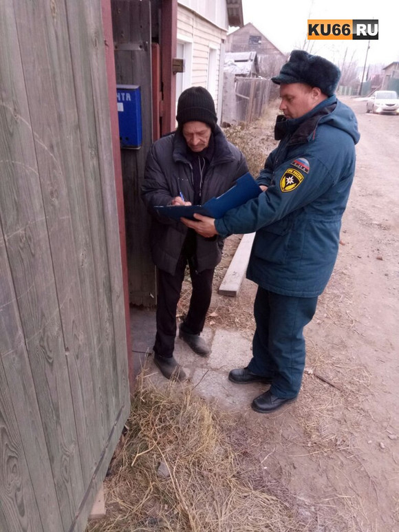 «Комнаты забиты тряпьем и хламом…». В ходе рейда огнеборцы и полицейские ужаснулись от условий в некоторых квартирах Каменска-Уральского