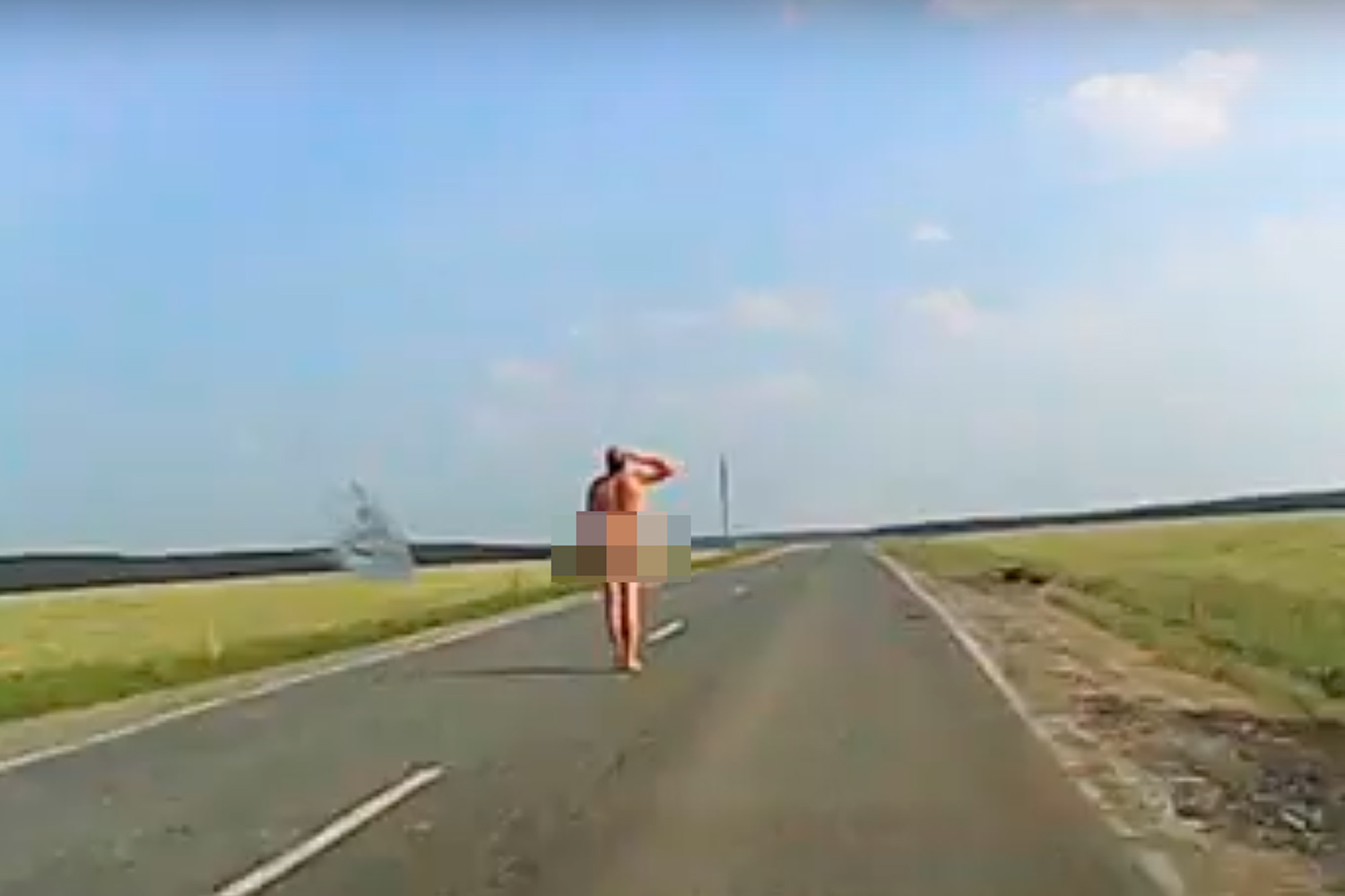 На трассе под Каменском-Уральским голый мужчина «отдавал честь» проезжающим автомобилистам – выправке «субъекта» можно только позавидовать!