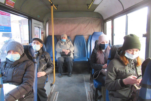 «Реагируют адекватно, почти все в масках». Очередной рейд провели в автобусах Каменска-Уральского: нарушений становится все меньше!