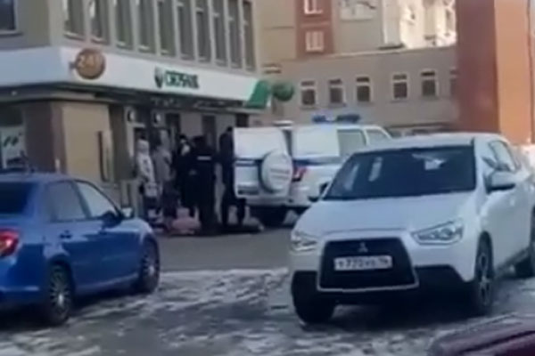 В Каменске-Уральском задержали полуодетого мужчину