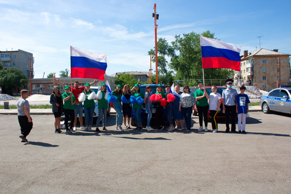 В День России по Каменску-Уральскому проехала колонна автомобилей, а потом люди оставляли отпечатки ладоней в контуре страны