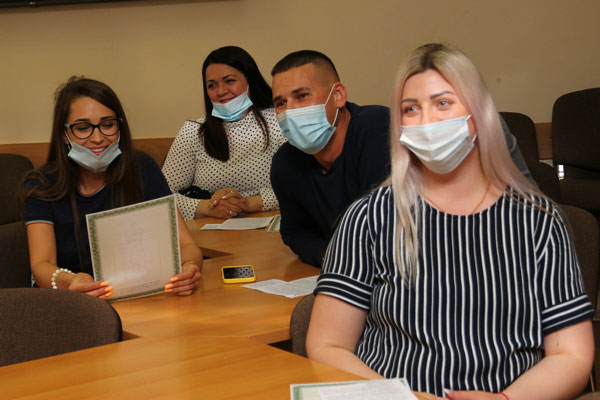 После 12 лет ожидания каменская семья получила сертификат на расширение жилищных условий, в мэрии «обрадовали» и еще семь пар