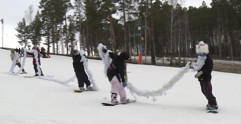 Дед Мороз с 30-метровой бородой спустился с Уктусских гор в Екатеринбурге | Дед Мороз с 30-метровой бородой покорил Уральские горы