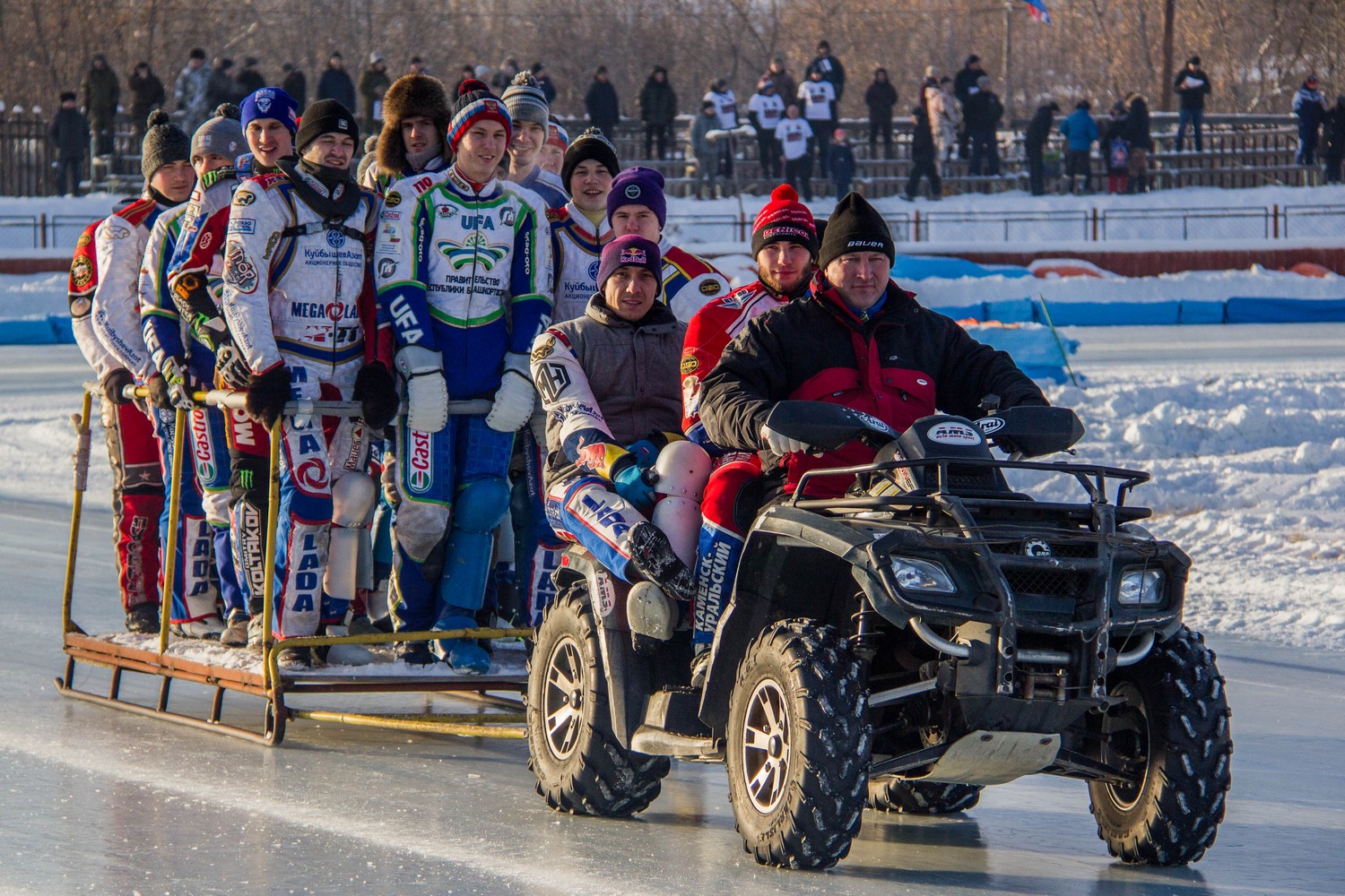 Мотогонщики, чьи имена «гремят» на лучших ледовых аренах мира, борются за победу в Каменске. Зачем вице-губернатор привез мотоцикл?