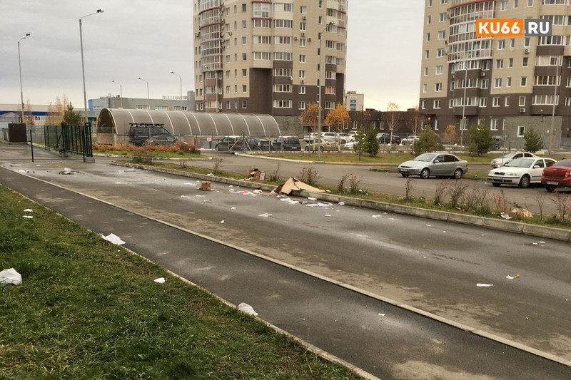 «Почему мы должны за свой счет убирать?» Жители домов по ул.Суворова в Каменске-Уральском возмущены: к ним летит мусор от Мегамарта