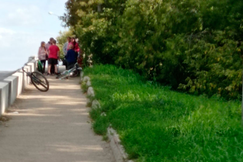 В Каменске-Уральском обсуждают инцидент с ребенком, который упал с велосипеда на «Горбатом мосту»