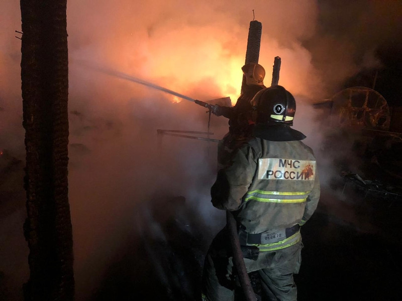 Ночью в селе под Каменском-Уральским сгорела баня и хозпостройки