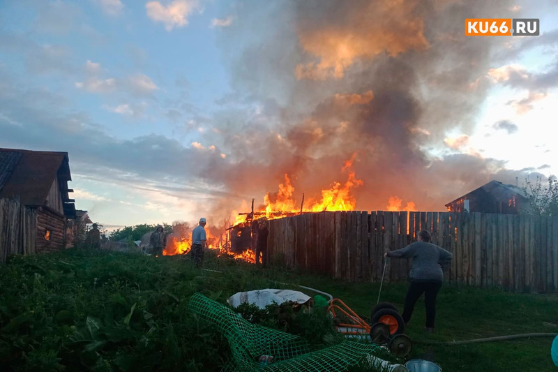 В поселке под Каменском-Уральским в крупном пожаре сгорели хозпостройки. ВИДЕО