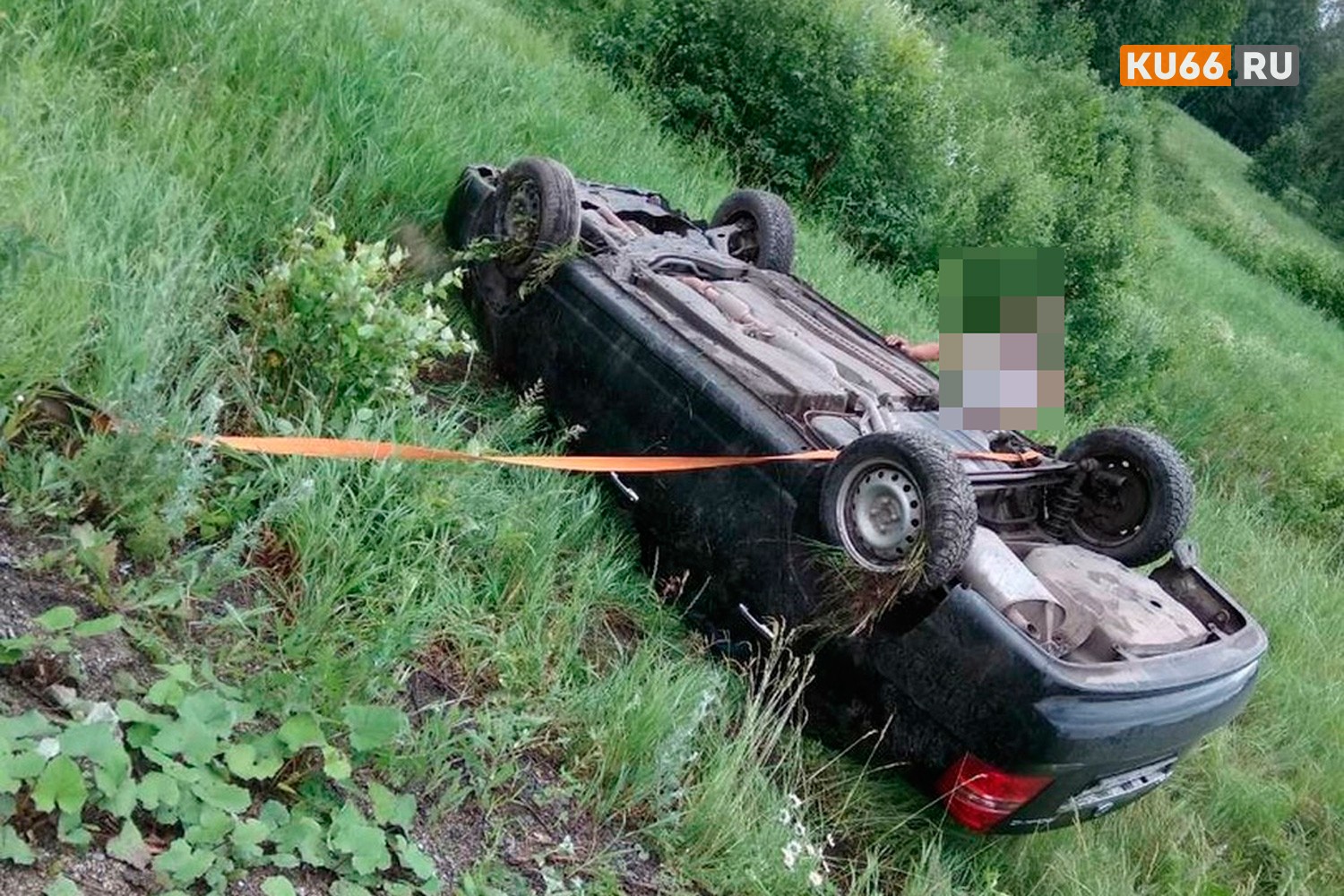 Обстоятельства неясны, но вроде бы все живы... Под Каменском-Уральским с трассы вылетела легковушка