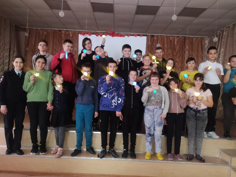 Сотрудники Госавтоинспекции Каменска-Уральского провели профилактическую работу по популяризации использования световозвращающих элементов