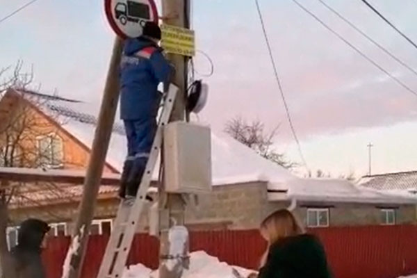 «Варварски режут провода». В Монастырке и частном секторе Каменска-Уральского людей оставили без телевидения и интернета под новый год