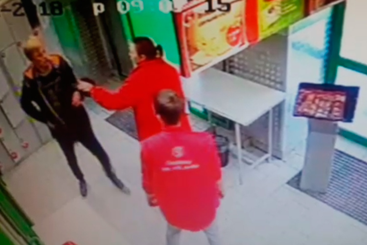 Все просто: весь в черном мужчина зашел в супермаркет по ул. Карла Маркса и вынес оттуда полторашку пива. Полиция просит о помощи...