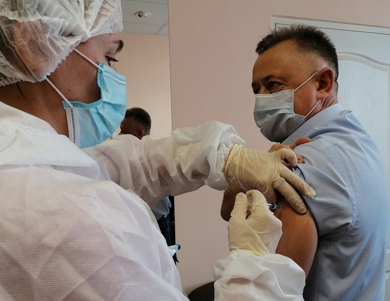 Полсотни чиновников Каменска-Уральского ревакцинировались от коронавируса — специально для них в мэрию приехали медики из поликлиники