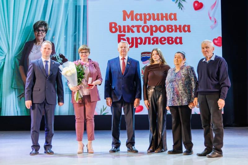 Трое детей и 20 лет работы: сотрудница СинТЗ Марина Бурляева получила медаль «За материнские заслуги» | Сотрудница СинТЗ Марина Бурляева получила медаль «За материнские заслуги»