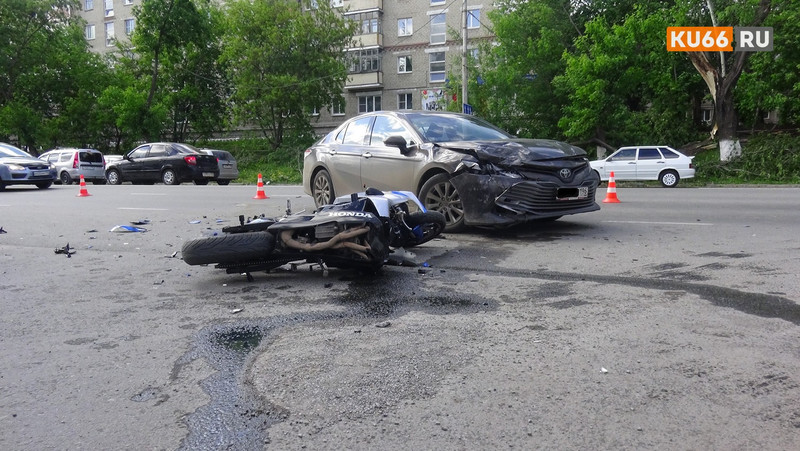 Водитель престижной иномарки устроил ДТП в Каменске-Уральском: разворачивался на ул. Алюминиевой и не заметил мотоцикла. Байкер в больнице..
