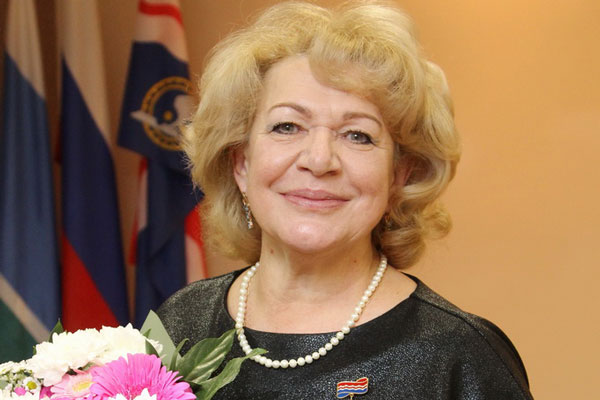 Одна из ведущих актрис городского театра — лучшая многодетная мама Каменска-Уральского: премию и медаль ей вручили на днях в местной думе