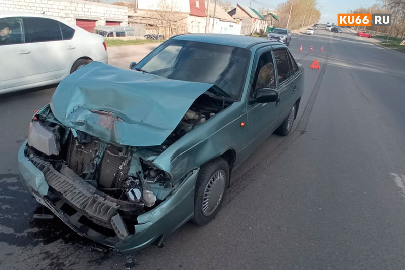 «Не прижимайся, ты не в постели!» Очередной любитель несоблюдения дистанции устроил ДТП в Каменске-Уральском