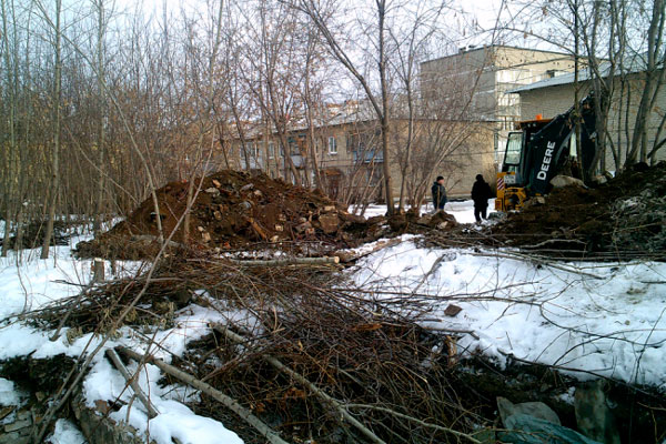 Житель дома устроил раскопки на общественной земле в Каменске — там, где когда-то стояли «сарайки». Коммунальщики недоумевают, что он ищет