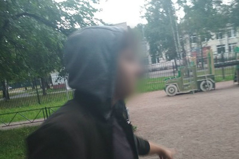 Запретили гулять с девушкой: Друзья школьника рассказали, почему он три раза ударил ножом 6-летнюю племянницу и расстрелял родителей