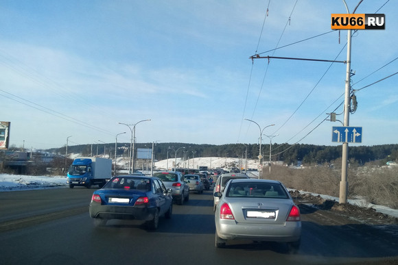 Авария на Байновском мосту в Каменске-Уральском и работающая снегоуборочная техника спровоцировали большую пробку. Будьте внимательны!