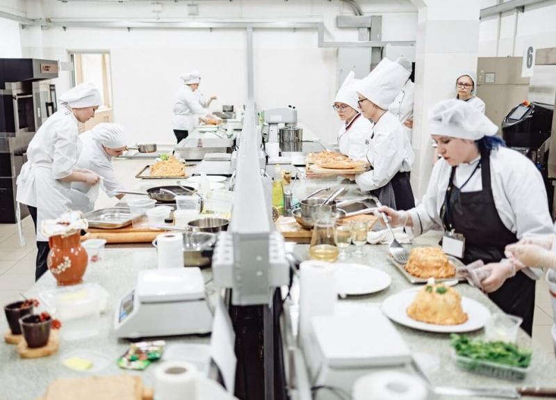 Приготовили вкуснейший курник и сбитень: каменские студенты покорили жюри на конкурсе поваров | Студенты из Каменска-Уральского стали лучшими поварами Свердловской области