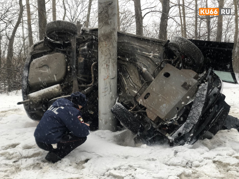 Сотрудник ГИБДД погиб в страшной и нелепой аварии на ул. Лермонтова в Каменске-Уральском — выскочил с дороги, ударившись в рекламный щит