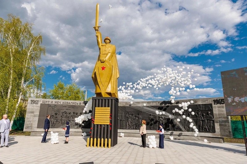 СинТЗ открыл в Каменске-Уральском мемориал «Труженикам тыла»