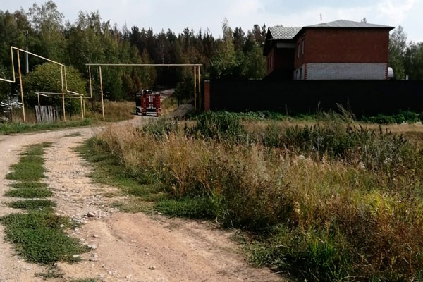 Деревни, относящиеся к Каменску, опахали на тракторах, чтобы уберечь их от пожаров, которые полыхают на подступах к жилью...