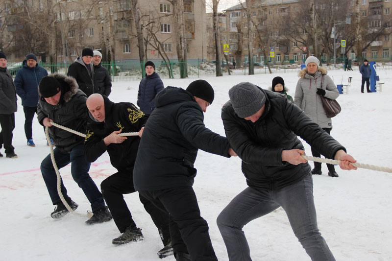 Работники УАЗа вместе с детьми выехали на «мужской» праздник на спортбазу в Каменске: тягали гири, тянули канат, стреляли, подтягивались