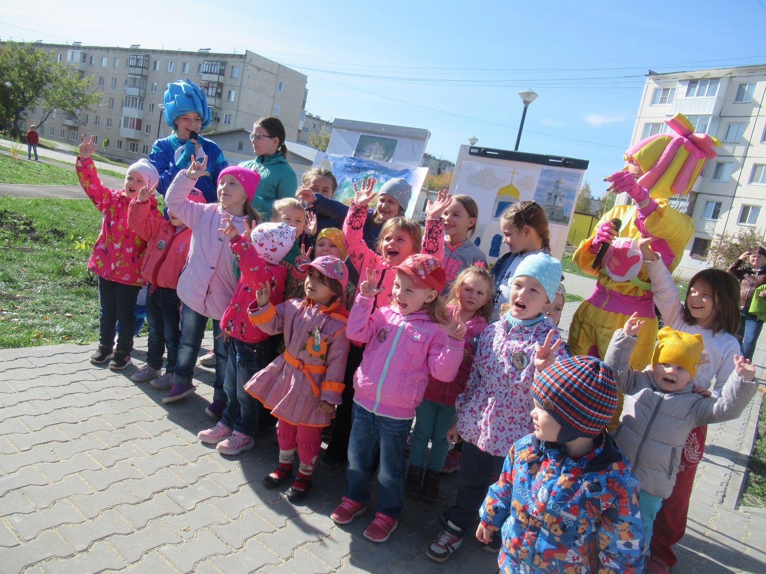 В сквере Тимирязева сотни детей отвечали на вопросы о Каменске-Уральском и рисовали достопримечательности. В этот четверг — важный аукцион