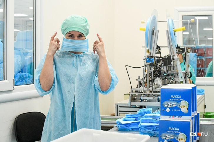 «Знали бы, что так будет, озолотились бы!» На заводе в Каменске готовы покупать миллионы медицинских масок, но их здесь столько нет