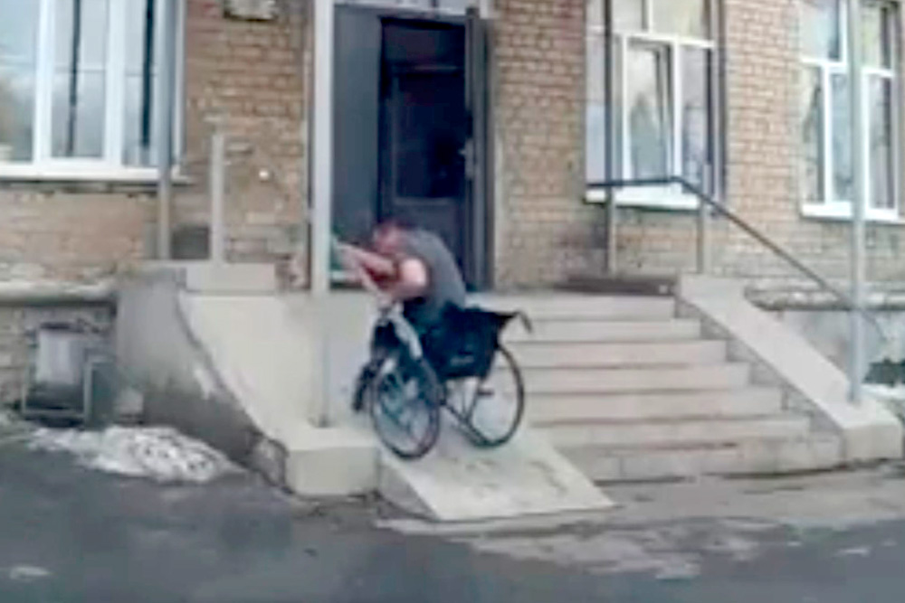 Инвалид-колясочник не смог по пандусу с препятствиями попасть к судебным приставам Каменска-Уральского. Видео «гуляет» по сети