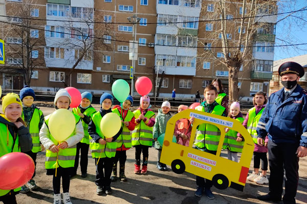 «Шагающий автобус». Каменские малыши изучают организацию дорожного движения в микрорайонах своих детских садов и школ