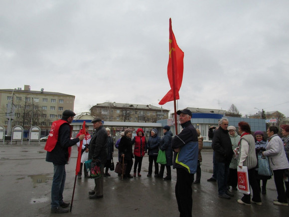 Жители Каменска-Уральского вышли на митинг против высоких тарифов на услуги ЖКХ, а полицейские зачем-то снимали участников на видео